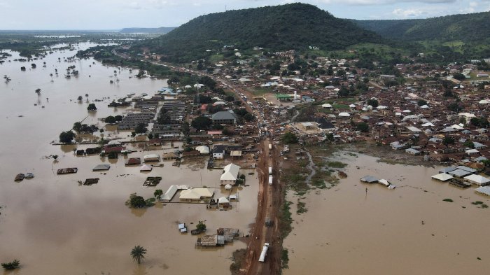 Chuvas provocam alagamentos e deslizamento em Maceió; veja IMAGENS