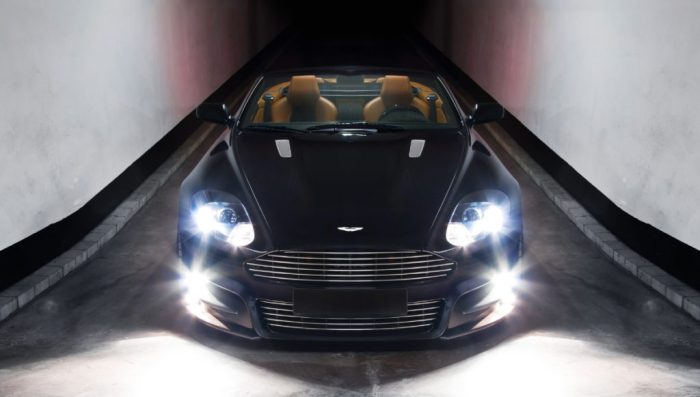 Comparação entre a Aston Martin antiga e a atual