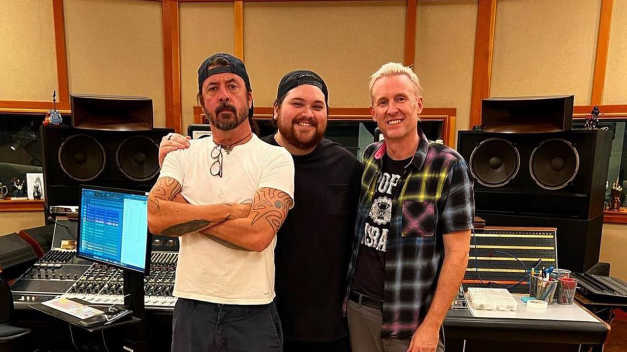 Mudanças na dinâmica da banda foo fighters após a entrada de josh freese