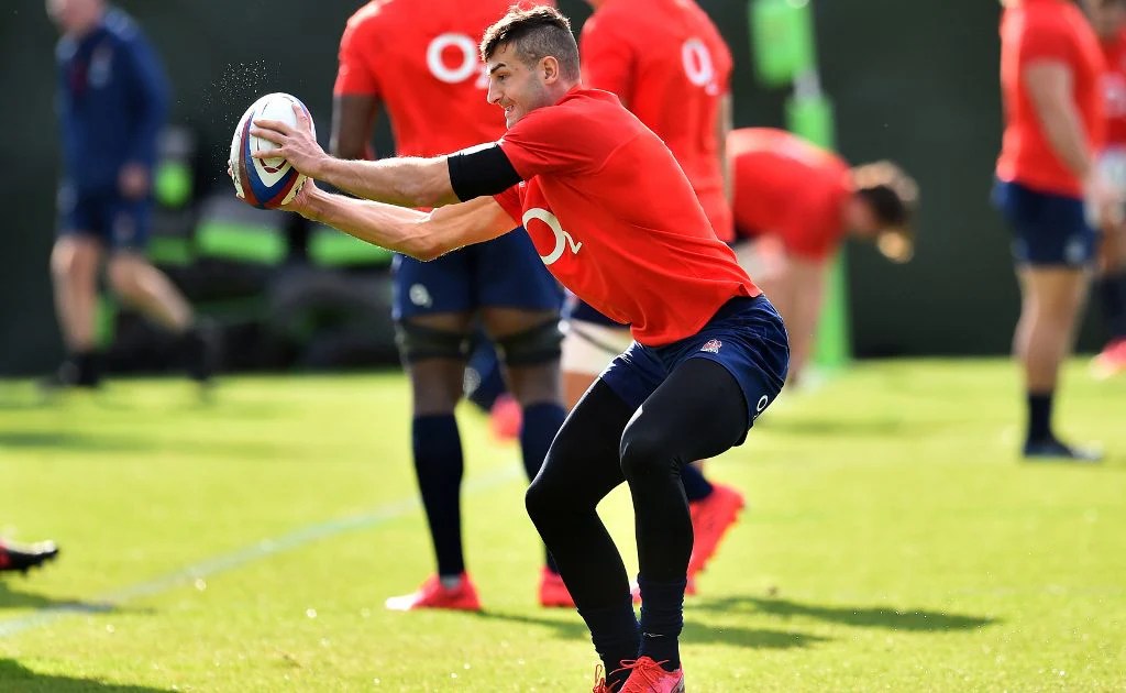 Can rugby players wear gloves