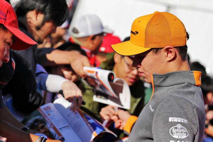 Impacto mídia social no desempenho Lando Norris