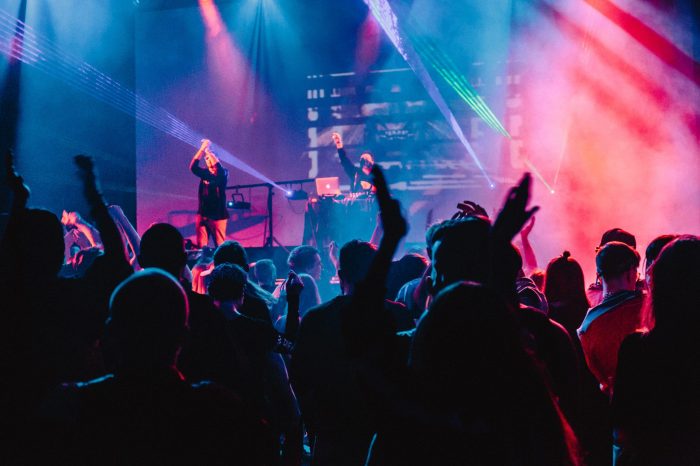 Previsão de público para shows de música de luta 4