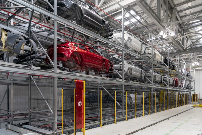 Inovações na linha de produção e qualidade de veículos Aston Martin