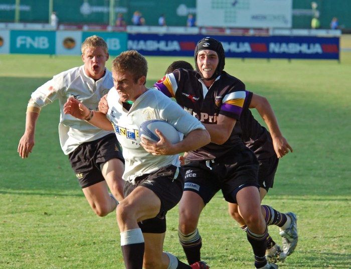 Do rugby players wear helmets