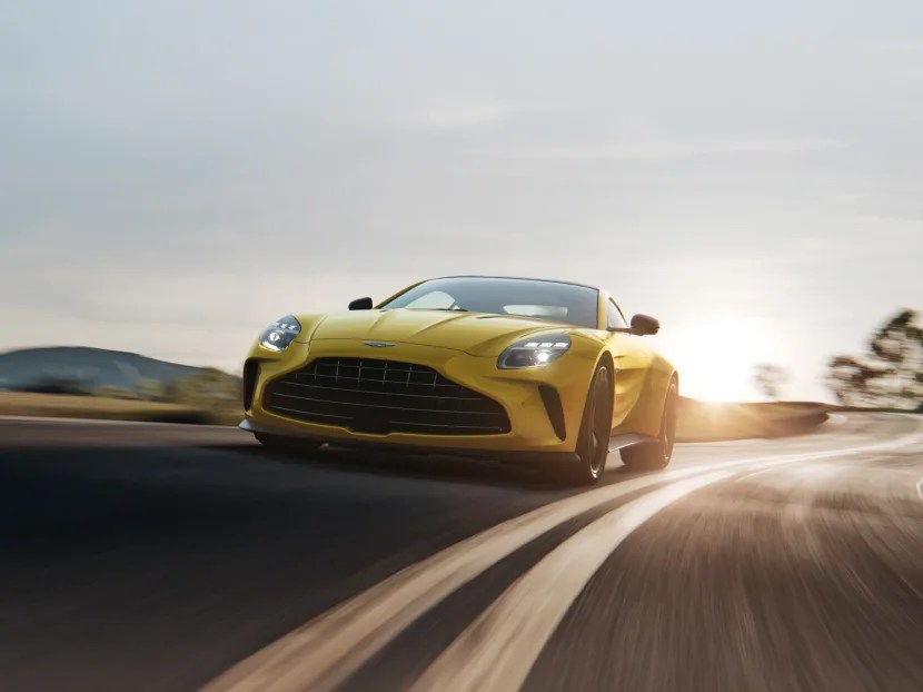 Comparação entre a Aston Martin antiga e a atual