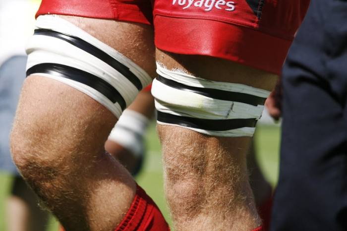 Do rugby players wear helmets