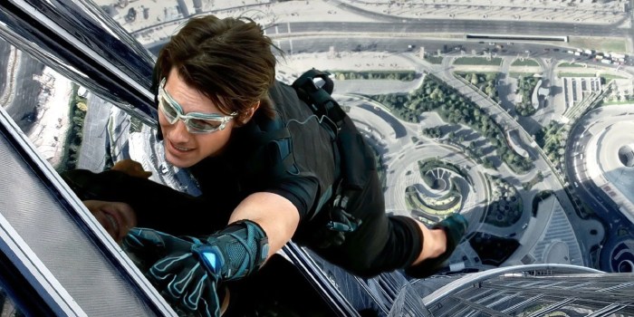 Plane stunt impossible mission hangs Tom Cruise se pendura em asa de avião e mergulha com máscara tecnológica no novo ‘Missão Impossível’