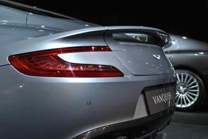 Aston martin luxury present past british look back discover courtesy Evolução da percepção do público sobre a Aston Martin ao longo do tempo