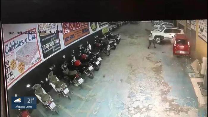 Vídeo: Motorista confunde pedais e atropela mulher dentro de ... Vídeo: Motorista confunde pedais e atropela mulher dentro de ...