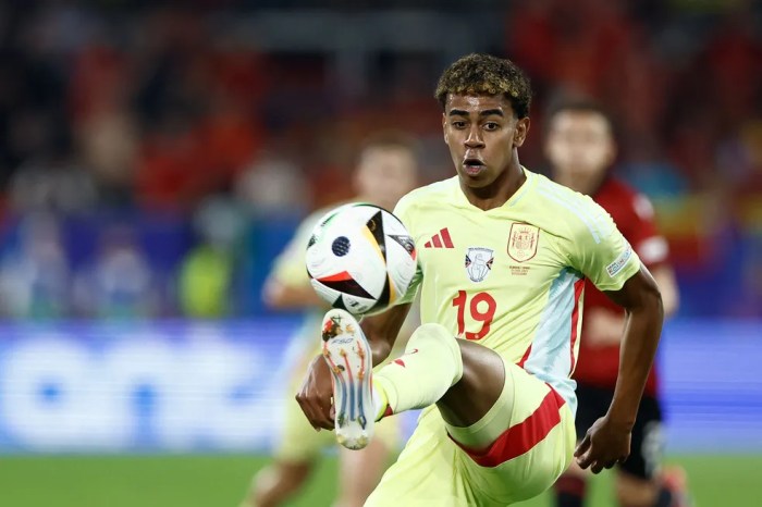 Bola de Ouro: aos 17 anos, Yamal supera brasileiro e vence Troféu Kopa Bola de Ouro: aos 17 anos, Yamal supera brasileiro e vence Troféu Kopa