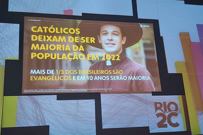 Evangélicos podem ultrapassar católicos no Brasil em pouco mais de uma ...