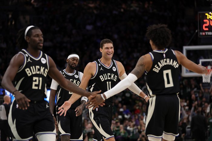 Giannis-less Bucks silence Thunder to extend unbeaten NBA run | Daily Sabah Giannis-less Bucks silence Thunder to extend unbeaten NBA run | Daily Sabah