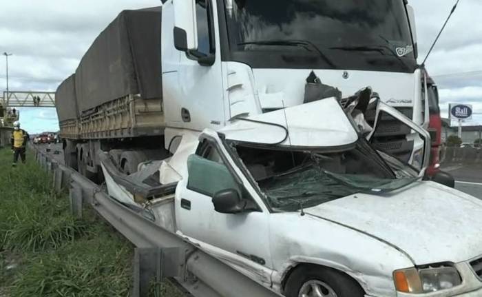 BR-277: motorista morre ao ser arrastado por caminhão na RMC Acidente Br 277