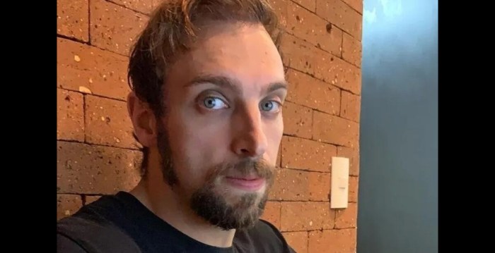 Internautas detonam Leo Lins após piada sobre BBB: “capacitista” Internautas detonam Leo Lins após piada sobre BBB: “capacitista”