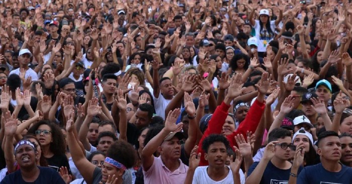 Quando evangélicos devem ultrapassar católicos no Brasil, segundo demógrafo
