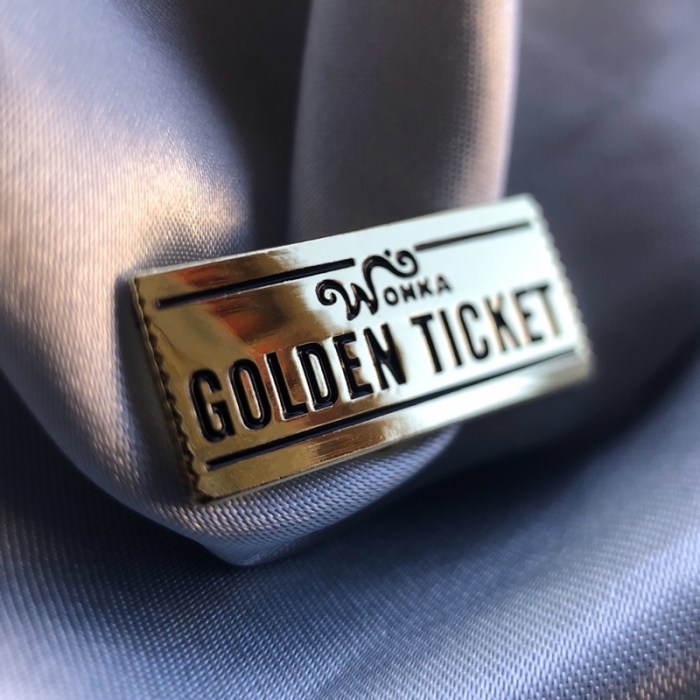 Pin Golden Ticket do Willy Wonka | Bilhete dourado enamel broche A ... Bilhete Dourado Willy Wonka