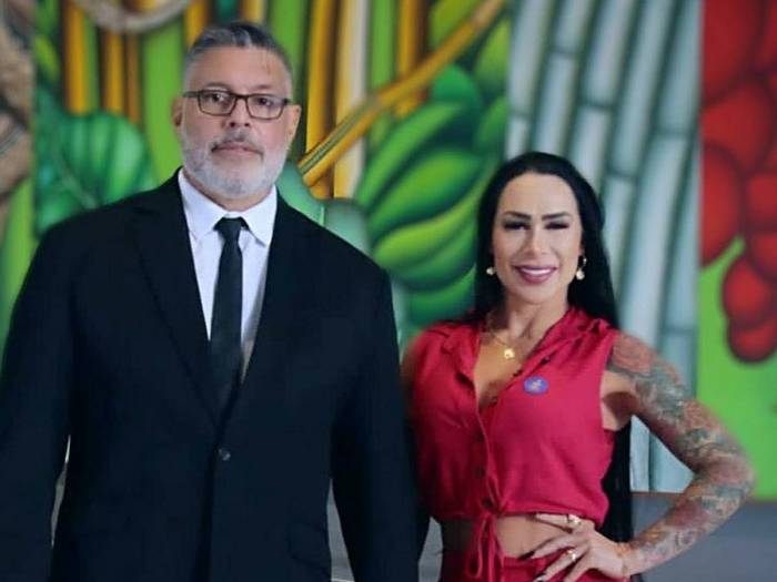 Alexandre Frota se gaba de corpo aos 60 anos: 'E sem filtro ou Photoshop' Alexandre Frota se gaba de corpo aos 60 anos: 'E sem filtro ou Photoshop'
