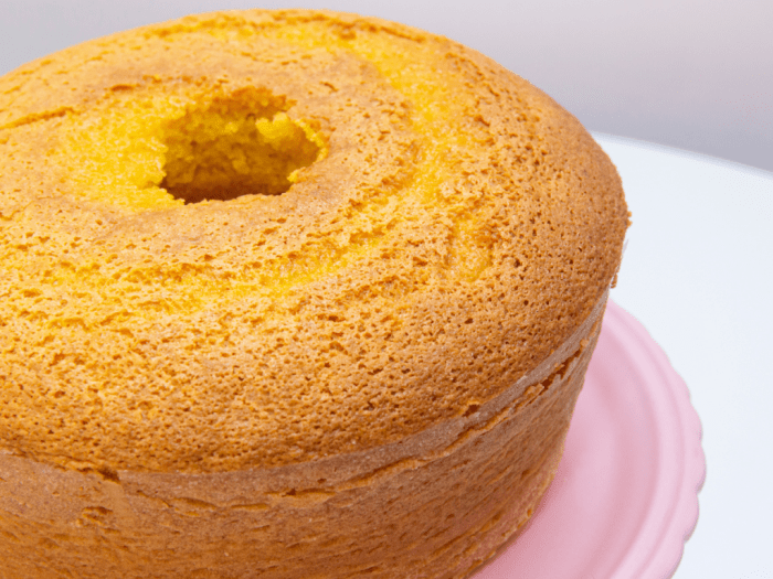 Bolo de cenoura fofinho com maizena em uma versão mega prática e ... Bolo de cenoura fofinho com maizena em uma versão mega prática e ...
