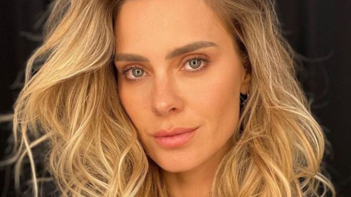 Carolina Dieckmann surpreende com corpaço ao posar de biquíni dourado Carolina Dieckmann surpreende com corpaço ao posar de biquíni dourado
