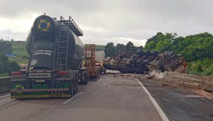 BR-277 bloqueada por risco de explosão após acidente com caminhões Acidente Br 277