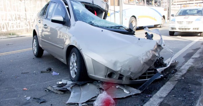 G1 - Carro bate em mureta em Nova Iguaçu, no RJ - notícias em Rio de ... Motorista de carreta morre em batida contra carro, em Nova Iguaçu