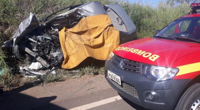 Batida entre carro e carreta mata motorista e deixa passageira ferida ... Batida entre carro e carreta mata motorista e deixa passageira ferida ...