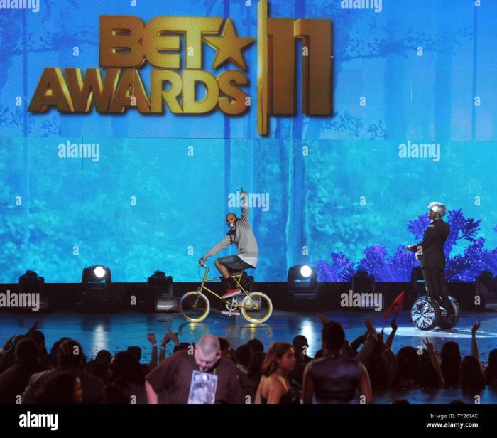 Awards show host Kevin Hart (R) and winner of four BET awards Chris ... Awards show host Kevin Hart (R) and winner of four BET awards Chris ...