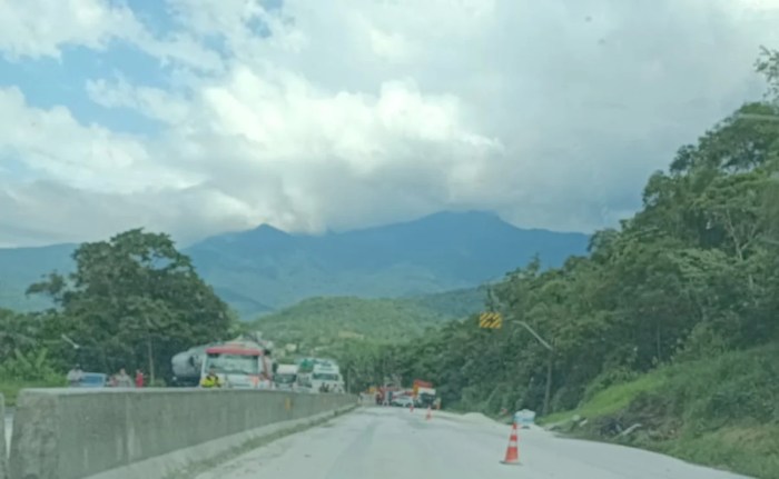 BR-277 entre Curitiba e Litoral é liberada parcialmente após 19 horas ... BR-277 entre Curitiba e Litoral é liberada parcialmente após 19 horas ...