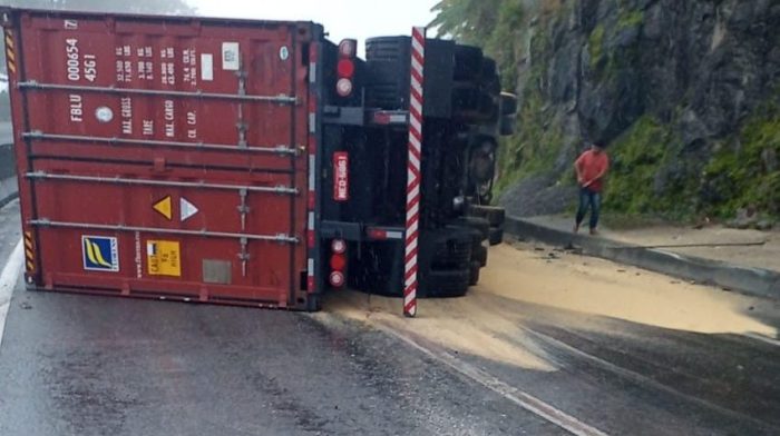 BR-277 é bloqueada sentido litoral do Paraná Br 277 Sentido Litoral