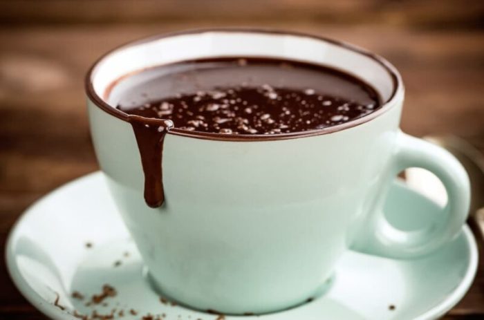 Chocolate quente simples com creme de leite: Receita deliciosa Como Fazer Chocolate Quente Com Creme De Leite