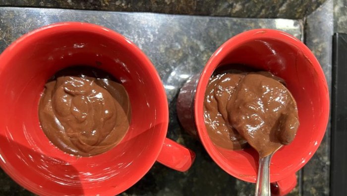 Chocolate quente com creme de leite e chocolate em barra