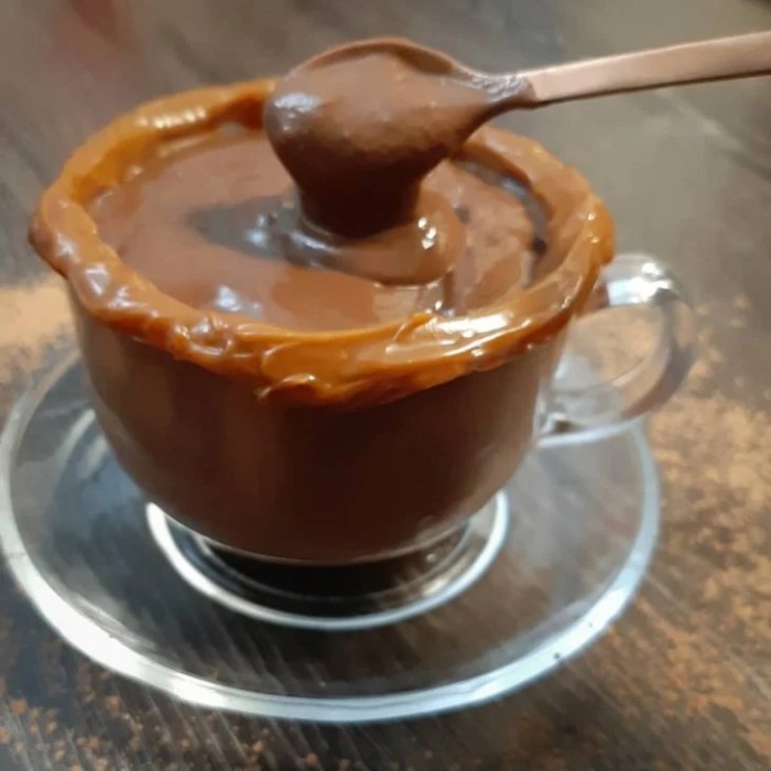 Chocolate quente cremoso com doce de leite - Receiteria Chocolate quente cremoso com doce de leite - Receiteria