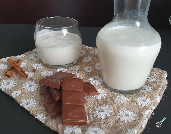 Chocolate quente com chocolate em barra e creme de leite Chocolate quente com chocolate em barra e creme de leite