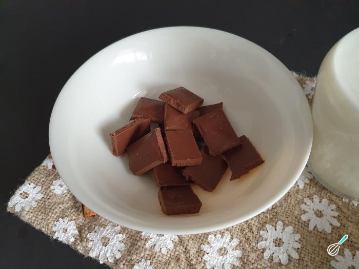 Chocolate quente com chocolate em barra e creme de leite Chocolate quente com chocolate em barra e creme de leite
