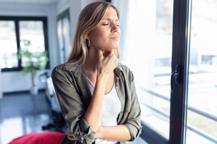 Dor ou irritação na garganta que pode ocorrer com ou sem engolir. – A ... Dor ou irritação na garganta que pode ocorrer com ou sem engolir. – A ...
