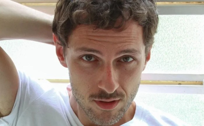 Quem é o ator que vive Leonardo, o filho secreto de Odete Roitman ... Quem Odete Roitman Esconde