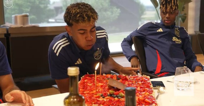 VÍDEO: Yamal celebra 17 anos na véspera da final do Euro (com direito a ... VÍDEO: Yamal celebra 17 anos na véspera da final do Euro (com direito a ...