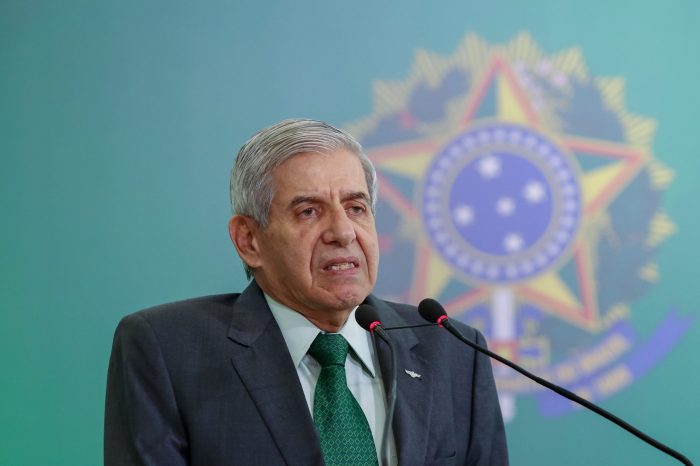 General Heleno diz que Lula é cachaceiro e “infelizmente” não está ... General Heleno diz que Lula é cachaceiro e “infelizmente” não está ...