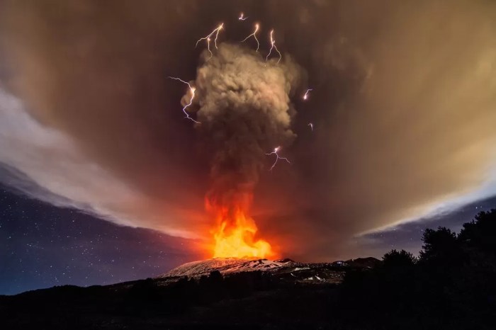 Veja imagens incríveis do vulcão Etna cuspindo lava durante forte erupção Veja imagens incríveis do vulcão Etna cuspindo lava durante forte erupção