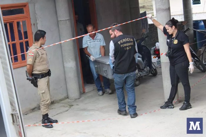 Homem é encontrado morto dentro de casa toda revirada e com móveis ... Homem é encontrado morto dentro de casa toda revirada e com móveis ...