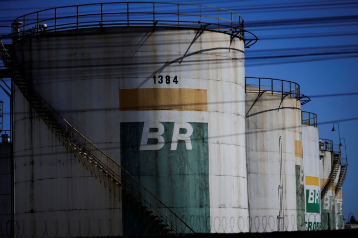 Petrobras reduz preço da gasolina em 4,85%, no 3º corte em menos de um mês Petrobras reduz preço da gasolina em 4,85%, no 3º corte em menos de um mês