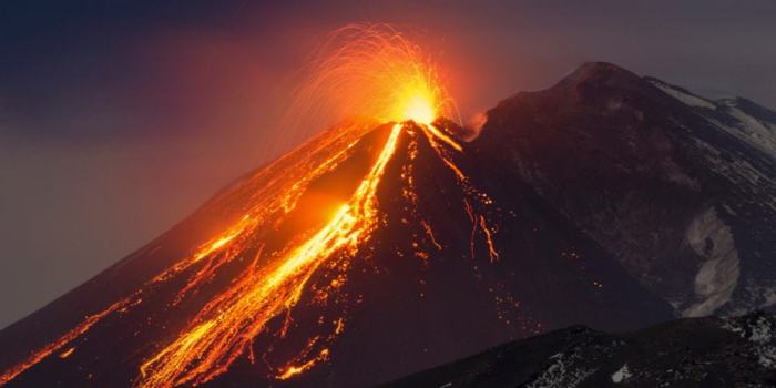Piloto brasileiro regista erupção do Etna em pleno voo e capta imagens ... Vulcao Etna Erupção