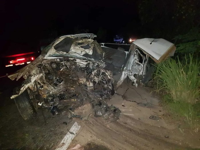 Homem morre após batida entre caminhonete e carreta no sul da Bahia ... Homem morre após batida entre caminhonete e carreta no sul da Bahia ...