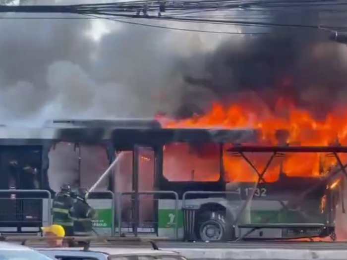 Avião cai em avenida na Barra Funda, zona oeste de SP, e deixa 2 mortos ... Aviao Cai Na India Hoje