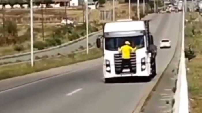Bolsonarista revela o motivo de ter se pendurado no caminhão | Jornal ... Motorista atropela mulher, não percebe e anda com o corpo pendurado ao carro no RS, diz polícia; ela morreu