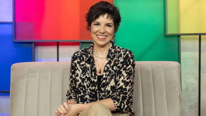 Ao vivo, Gloria Vanique tem crise de risos após gafe inusitada de ... Gloria Vanique