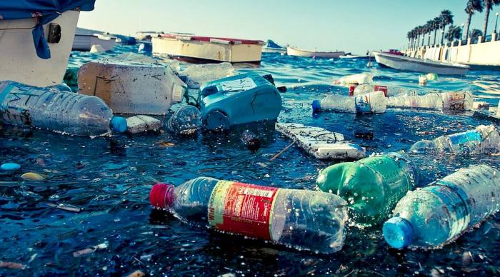 Premium AI Image | Plastic Waste in the Ocean Premium AI Image | Plastic Waste in the Ocean