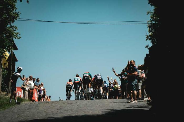 Abrahamsen résiste au peloton et termine la course en solitaire à la ... LIVESTREAM Brussels Cycling Classic: Planckaert, Abrahamsen en Van Dijke dagen uitgedund peloton uit in heuvelzone