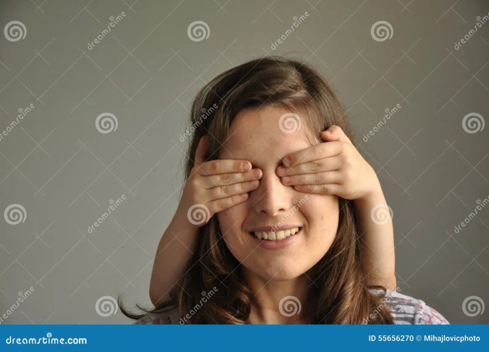 Uma Jovem Mulher Joga O Esconde-esconde Com Seu Filho Foto de Stock ... Uma Jovem Mulher Joga O Esconde-esconde Com Seu Filho Foto de Stock ...