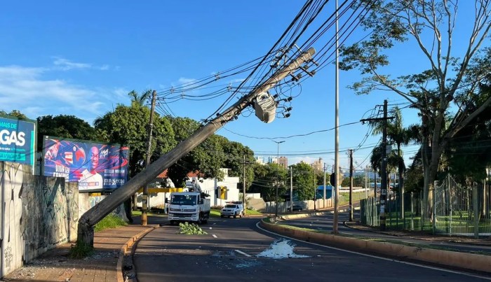 Poste fica pendurado por fios após batida de carro em Campo Grande ... Poste fica pendurado por fios após batida de carro em Campo Grande ...